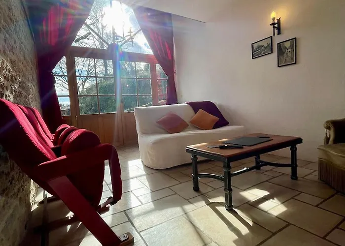 Du Coustal, Cajarc, Lot Кажар